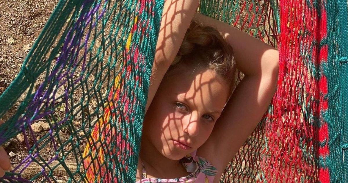 "На неї чекає моделінг": Полякова показала, як молодша донечка позувала на пляжі