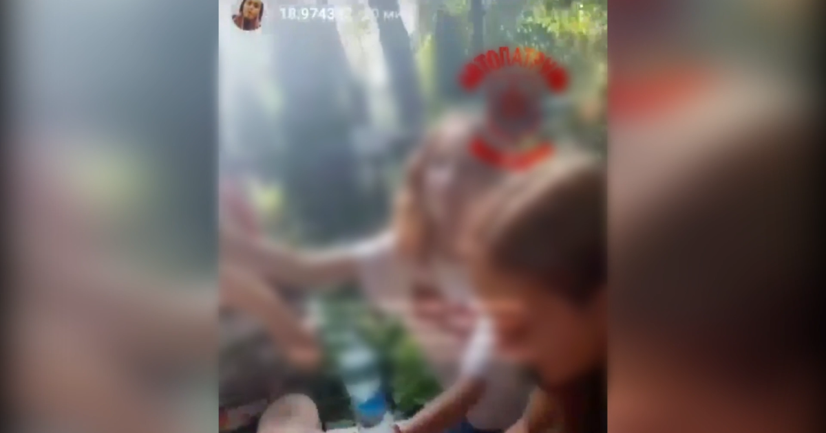 Распивали алкоголь, курили и пели: в Киеве девушки устроили гулянку на кладбище (видео)
