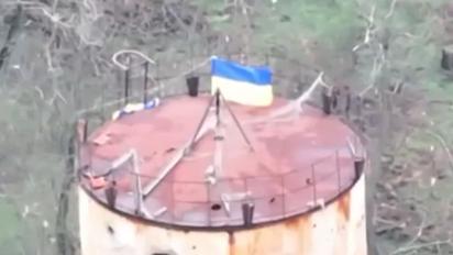 На Левобережье взвился еще один украинский флаг
