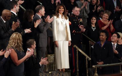 В кремовом костюме от Dior и отдельно от мужа: эффектный выход Мелании Трамп в Конгрессе США