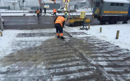 "За 11 лет работы эта зима — самая тяжелая" — коммунальщики о снегопадах в Киеве