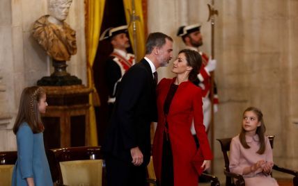 Королева Летиция появилась на церемонии в Королевском дворце в красном кардигане