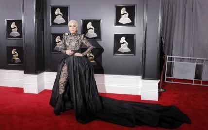 В платье с огромным шлейфом: эпатажная Lady Gaga на церемонии "Грэмми-2018"