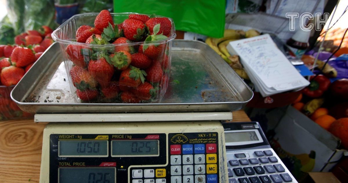 Журналисты ТСН проверили помидоры и раннюю клубнику на содержание нитратов