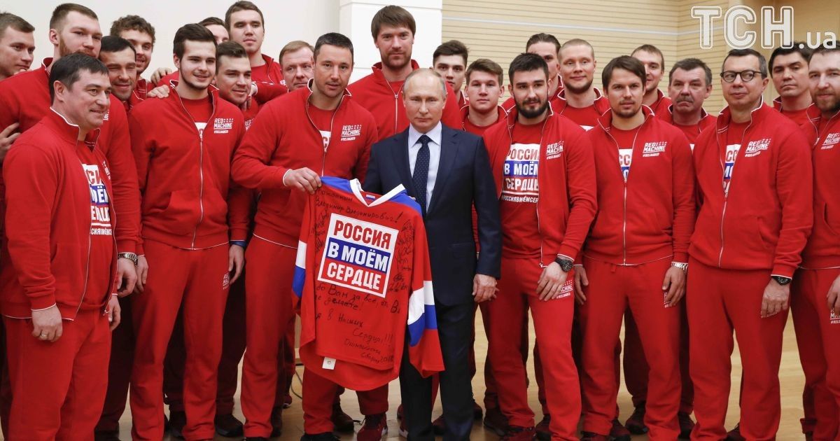 Путин извинился перед российскими спортсменами. Ему вручили именную форму
