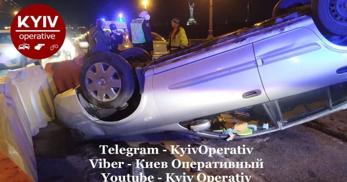У Києві п'яна жінка на Nissan в’їхала у загорожу і перекинулася