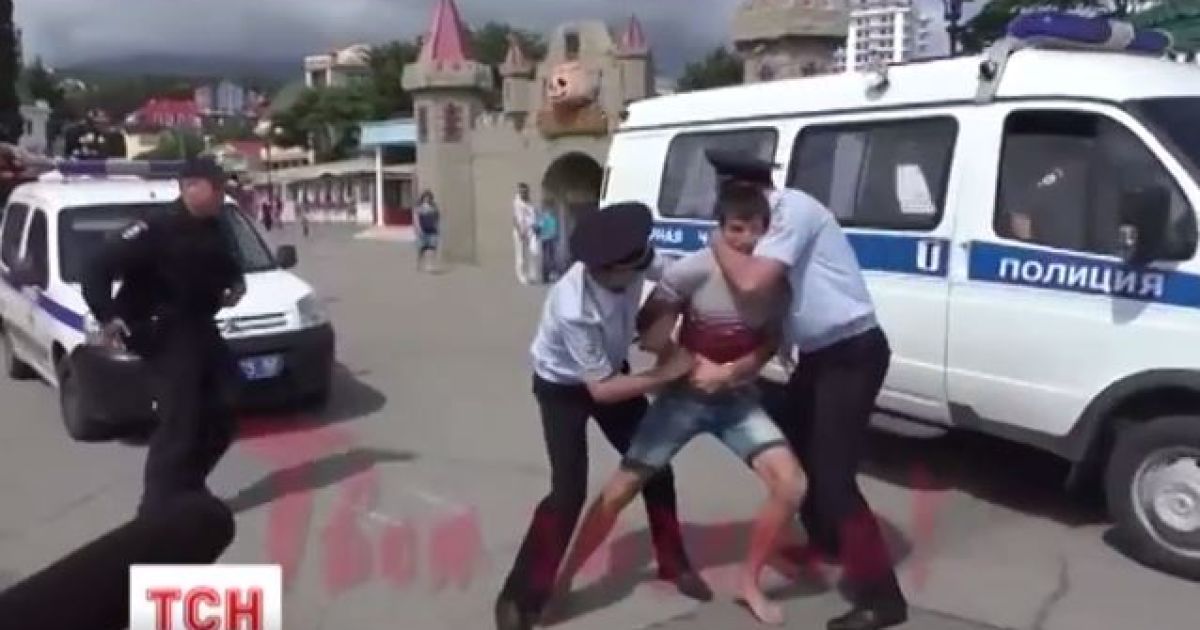 В Сети набирает рекордных просмотров видео, как оккупанты разгоняют митинг в аннексированном Крыму