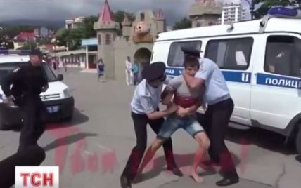 У Мережі набирає рекордних переглядів відео, як окупанти розганяють мітинг в анексованому Криму