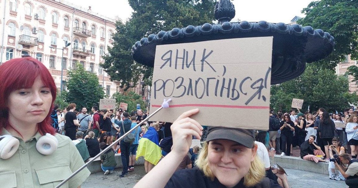 Мітинг проти ухвалення закону щодо НАБУ і САП. Фото Facebook Олексій Панич
