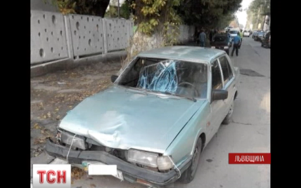 На Львовщине автомобиль вылетел на тротуар и сбил четырех детей