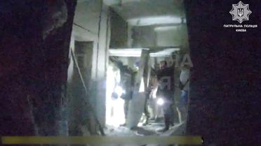З'явилося відео перших хвилин після влучання уламків по багатоповерхівці у Києві