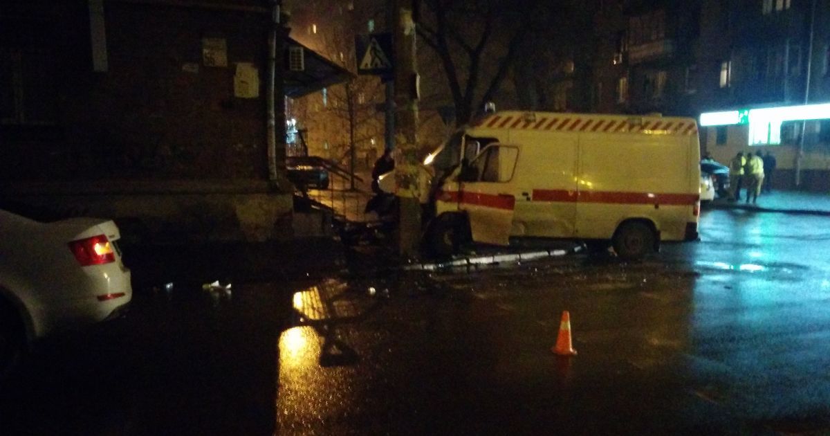 В Киеве микроавтобус врезался в столб