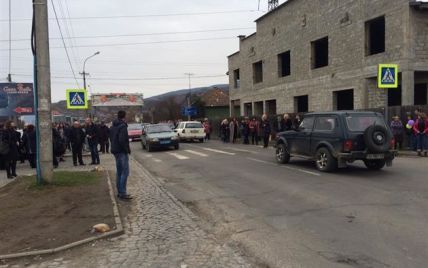 В Мукачево преподаватели училищ перекрыли международную трассу