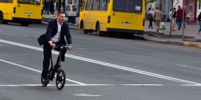 В Сети критикуют Кличко, который на велосипеде за 4 тысячи долларов нарушал ПДД