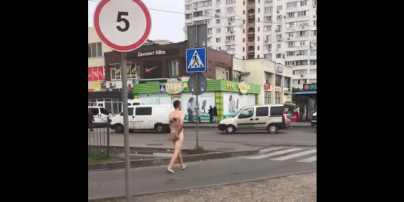 Біля метро "Харківська" у Києві  розгулював голий чоловік: з'явилося відео