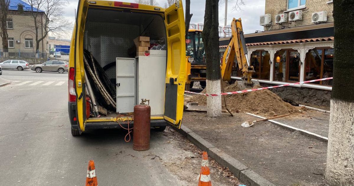 провалився асфальт_2 / © Коммунальная корпорация "Киевавтодор"