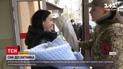 С родильного дома выписали вдову военного с сыном, которую на роды сопровождали львовские копы