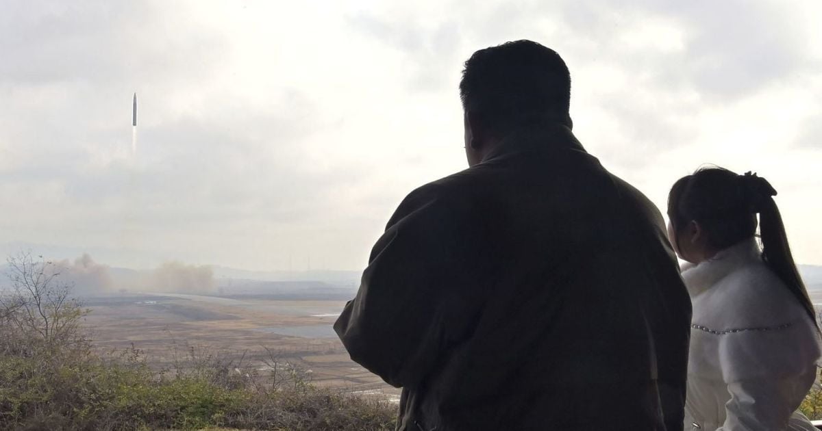 Кім Чен Ин з 9-річною донькою спостерігають за запуском ракети