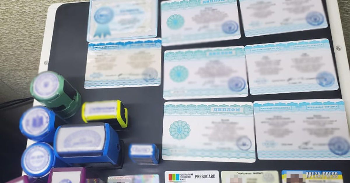 Київські силовики викрили підпільне виробництво фальшивих дипломів, посвідчень та COVID-сертифікатів / © Прокуратура Києва