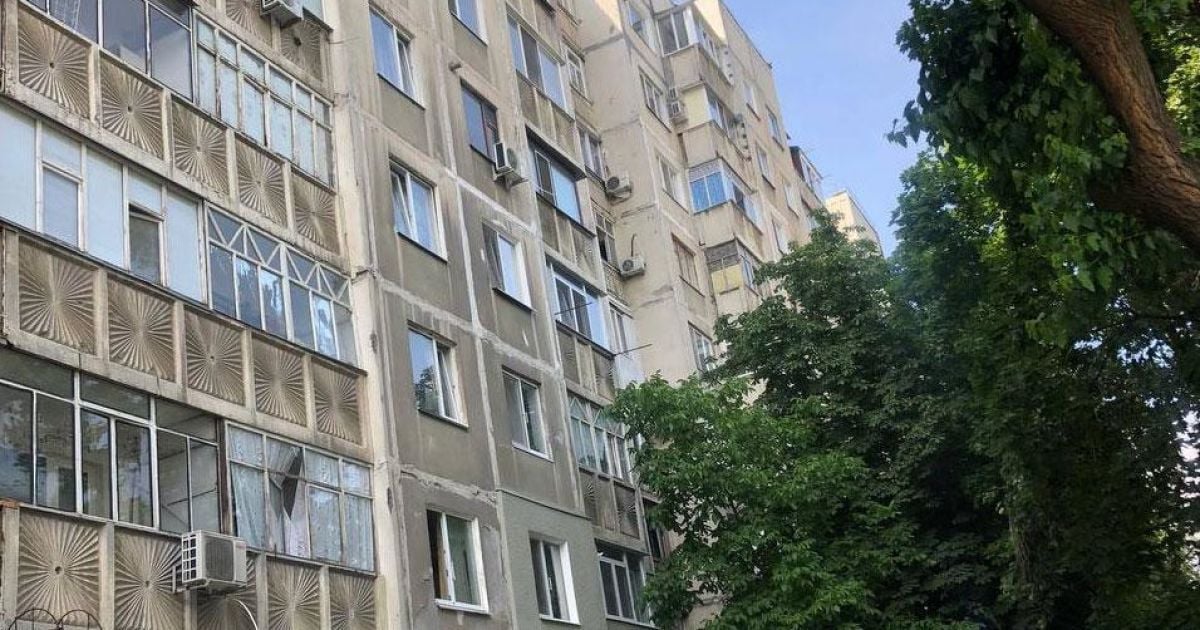 В Днепре 2-летняя девочка выпала из окна многоэтажки и получила тяжелые травмы