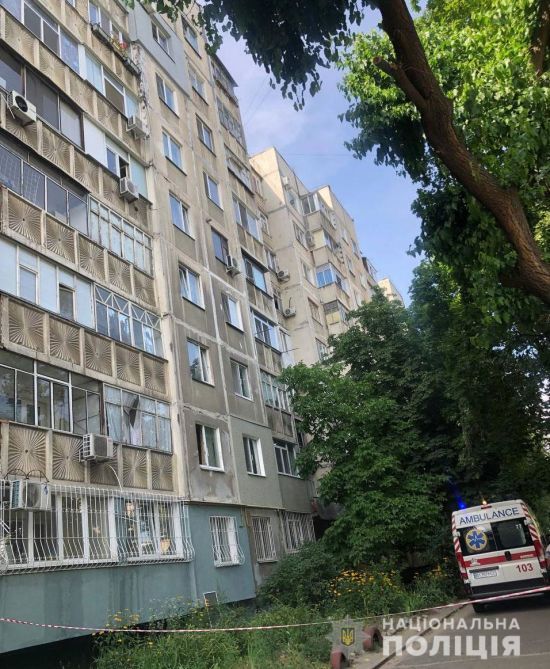 В Мариуполе 4-летний малыш "гулял" по подоконнику на девятом этаже: видео момента