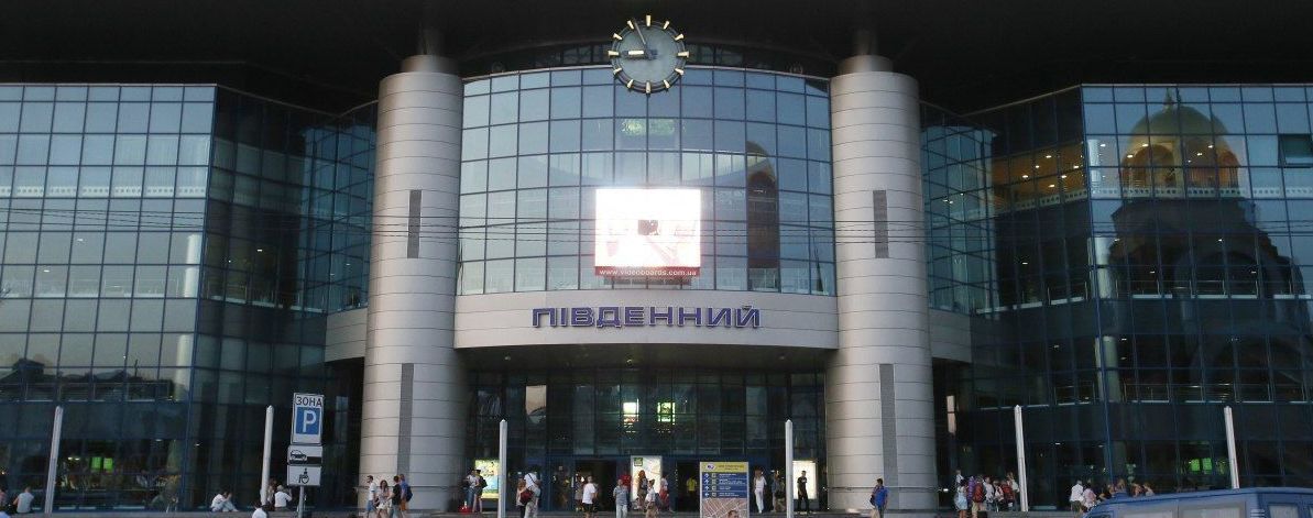 На железнодорожном вокзале Киева злоумышленник с ножом напал на мужчину