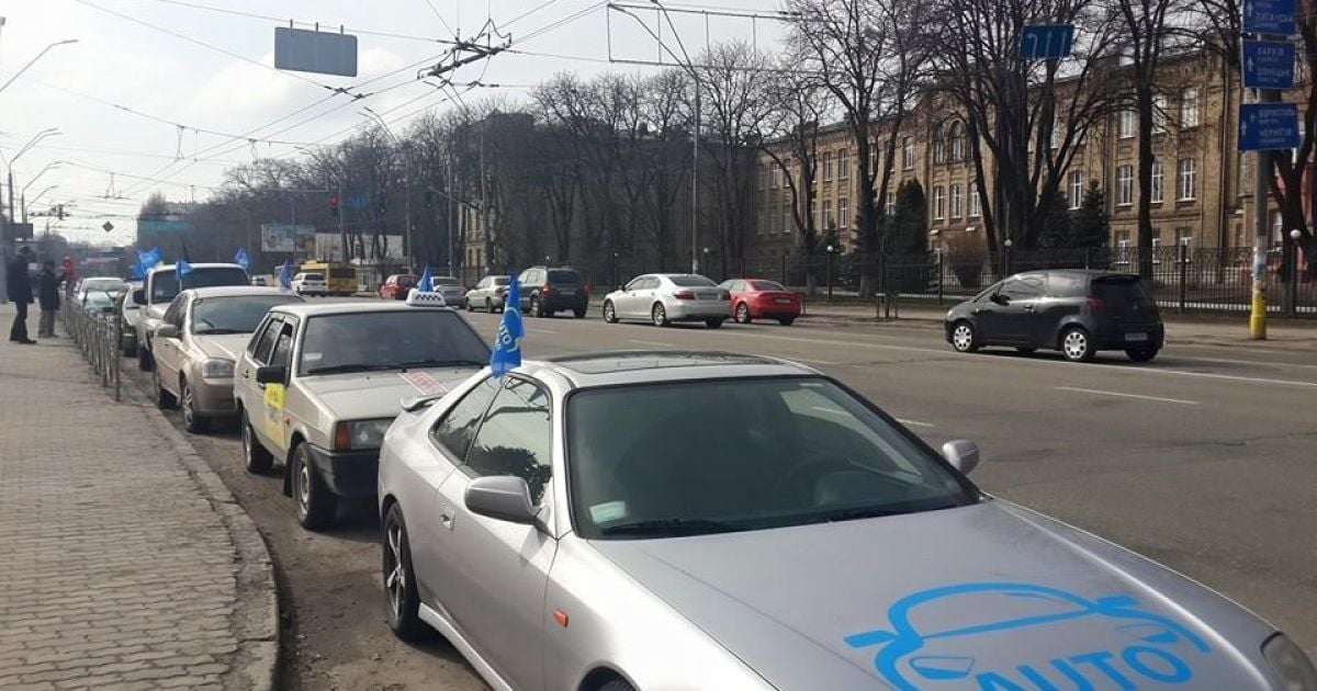 Автомайдановцы привезли к посольству надгробие с фото Путина / © facebook.com/automaidan