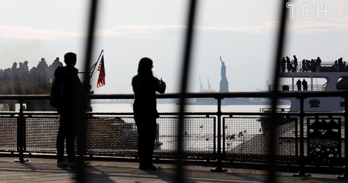 С острова Свободы в Нью-Йорке эвакуировали тысячи человек из-за пожара