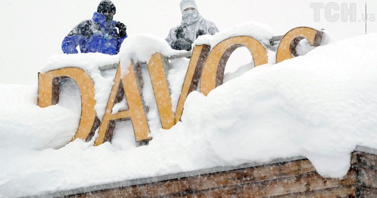 Давос напередодні економічного форуму завалило снігом