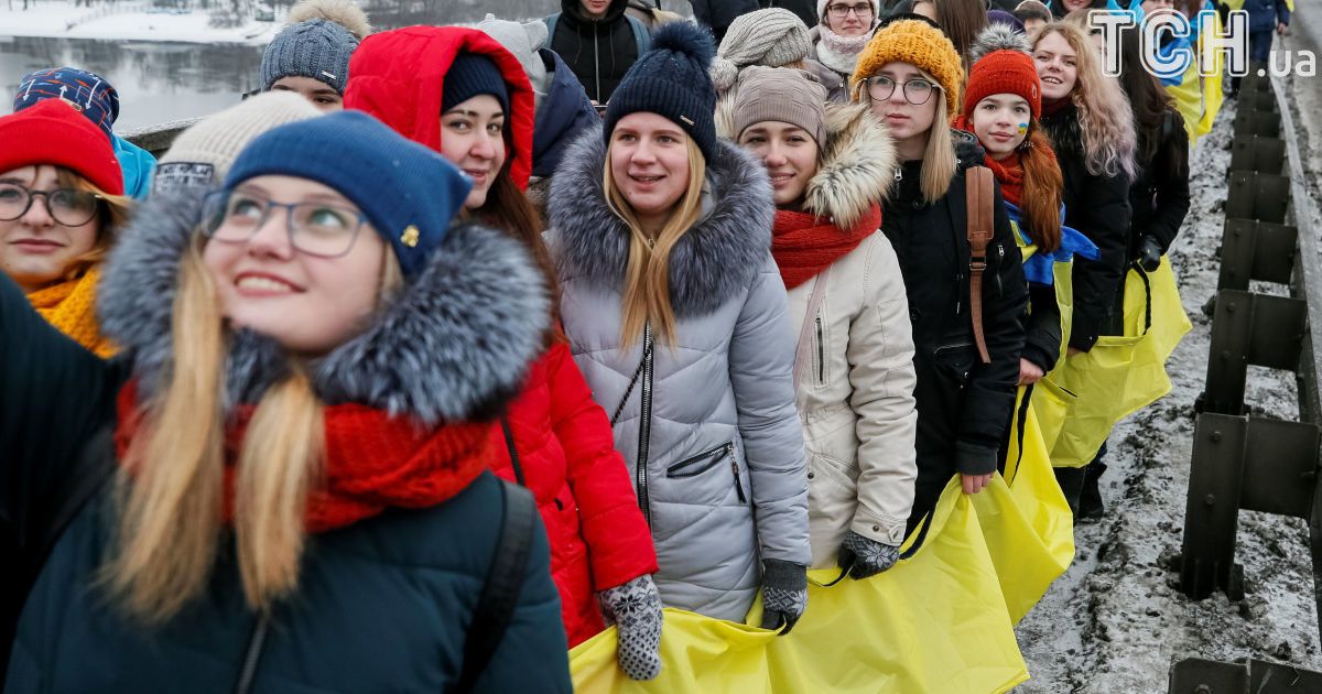 "Соедини берега Днепра "живой цепью" Соборности" / © Reuters