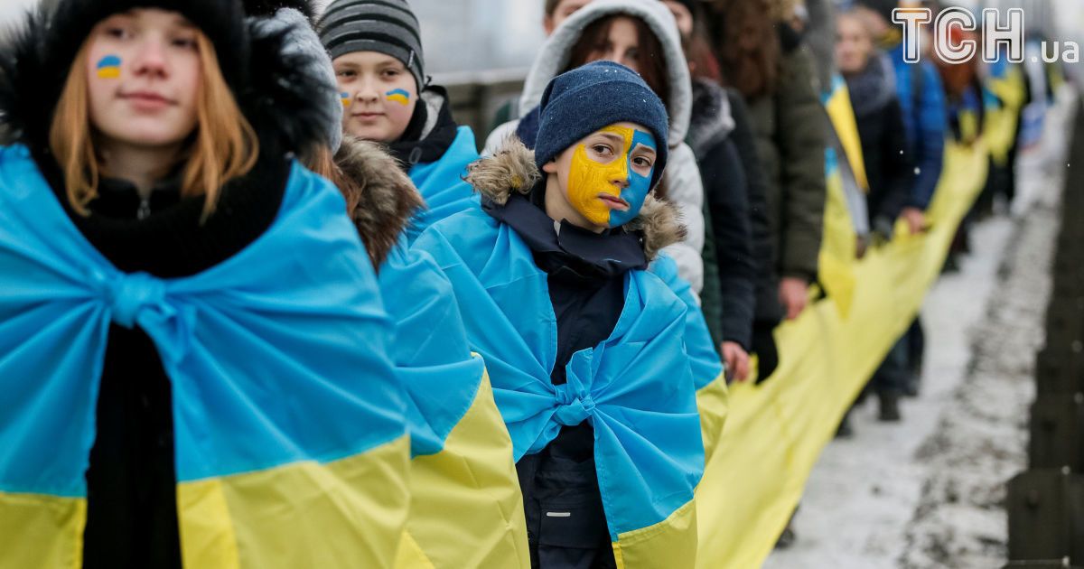 "Соедини берега Днепра "живой цепью" Соборности" / © Reuters