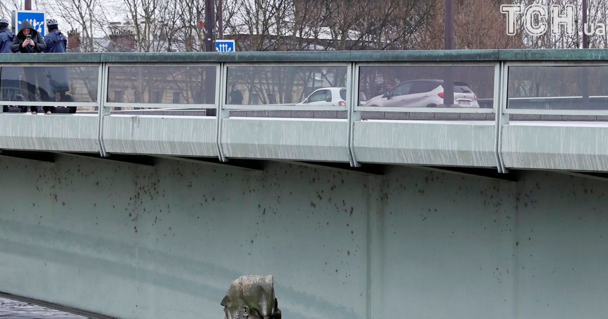 В Париже Сена затапливает улицы: закрывается метро. В пригороде улицы превратились в реки
