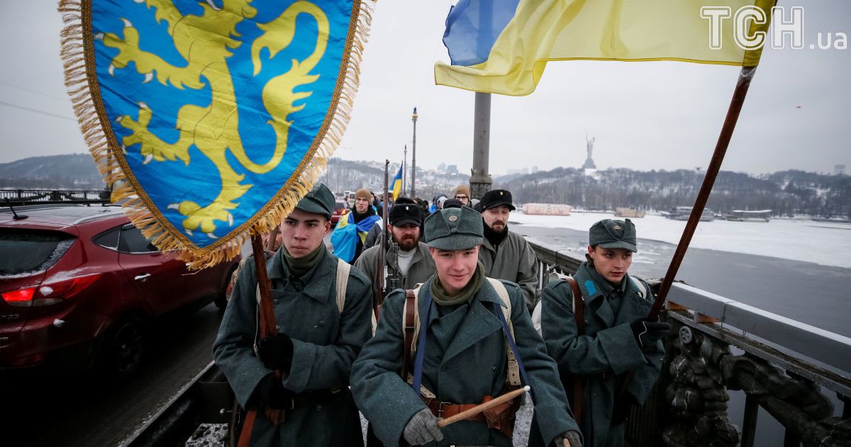 "Соедини берега Днепра "живой цепью" Соборности" / © Reuters