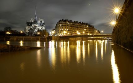 Франция в воде: Сена подтопила Париж, в пригороде - полностью затопленные села