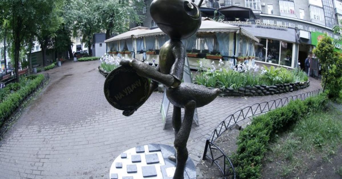 Высота скульптуры - два метра, вес - 200 кг. / © УНИАН