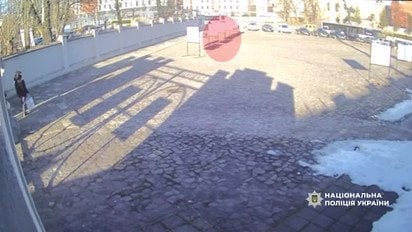 У Львові жінка пошкодила лампадки на виставці, присвяченій загиблим у Оленівці військовим