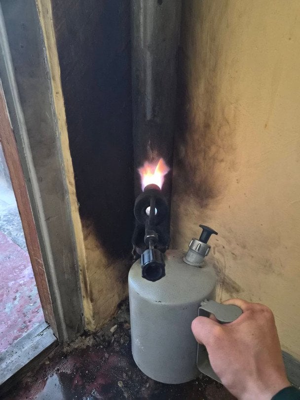 Жител грілками намагалися розігріти труби, аби там не замерзла вода