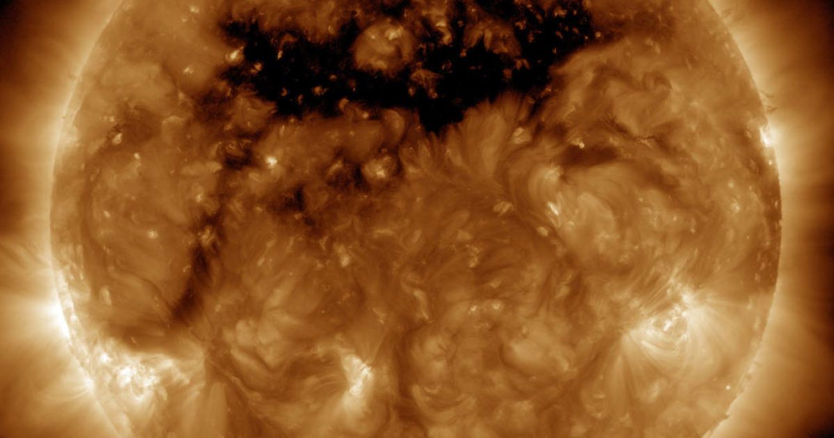 NASA показало зрелищный снимок корональной дыры на Солнце