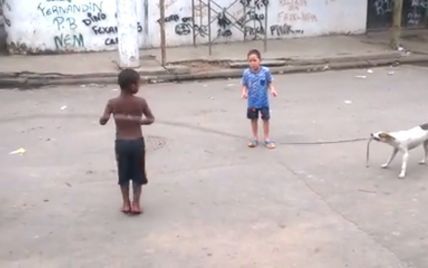 Юзеров порадовало видео с забавным песиком, который помогает детям прыгать через скакалку