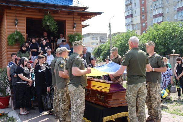 У Красилові на Хмельниччині прощалися із загиблим військови Іваном Кушніруком. ФОТО: Красилівська міська рада/Фейсбук