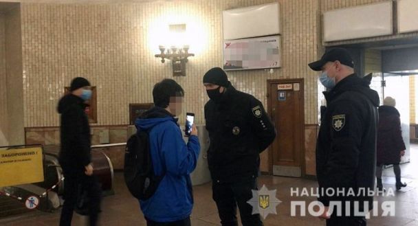 Перевіряти підозрілих осіб ручним металодетектором будуть вибірково / © Національна поліція Києва
