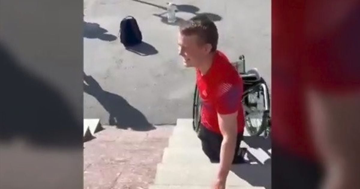 У Росії спортсмени-паралімпійці на візках буквально заповзали у готель: відео