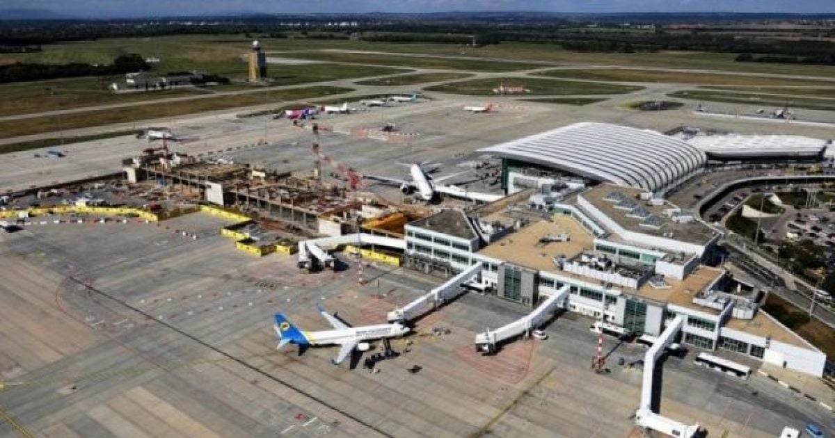 В аэропорту Будапешта столкнулись два микроавтобуса: есть раненые