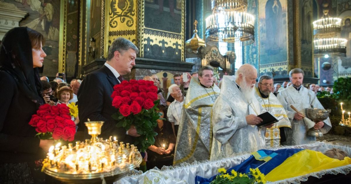 "Всей жизнью продемонстрировал несокрушимость духа". Порошенко посетил панихиду по Левку Лукьяненко