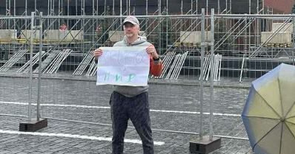 У центрі Москви затримали чоловіка із плакатом "Христос за мир": фото