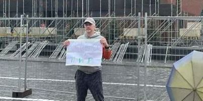 У центрі Москви затримали чоловіка із плакатом "Христос за мир": фото