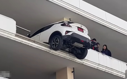 В Таиланде девушка на кроссовере выпала с многоэтажной стоянки. Видео