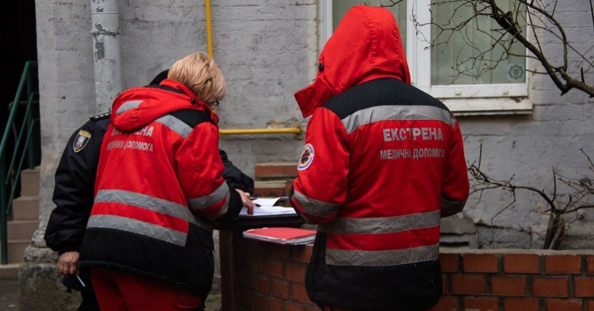 У центрі Києва біля сміттєвих баків знайшли труп чоловіка