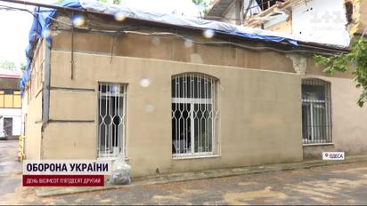 Куски потолка падают на голову, а через дыры заливает дождем! Ужасы разрушенного жилья в Одессе!