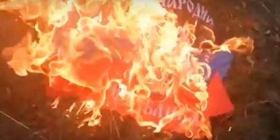 У Донецьку біля "Донбас Арени" спалили прапор "ДНР"